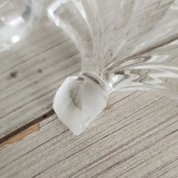 Elegant Clear Glass Fan-Top Vase - Picture 4 of 4